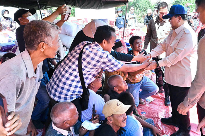Foto : Prabowo Menemuipengungsi di Aceh Tenggara (Setpres BPMI)