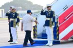 Foto : presiden Prabowo Menaiki Pesawat Bertolak Ke Sumatera (Setpres BPMI)