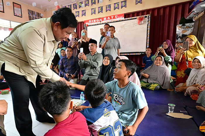 Presiden Prabowo Subianto meninjau posko pengungsi bencana di SDN 05 Kayu Pasak, Agam