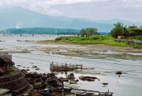 Kondisi bibir Danau Kerinci yang mengering dan air yang menyusut jauh dari pemukiman warga pada Januari 2026.