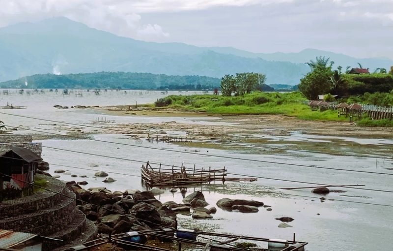 Kondisi bibir Danau Kerinci yang mengering dan air yang menyusut jauh dari pemukiman warga pada Januari 2026.