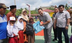 Wujudkan Pendidikan Merata, Bupati M. Syukur Luncurkan Seragam Gratis untuk Siswa SD-SMP