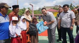Bupati Merangin H.M Syukur Membagikan Paket Perlengkapan Sekolah