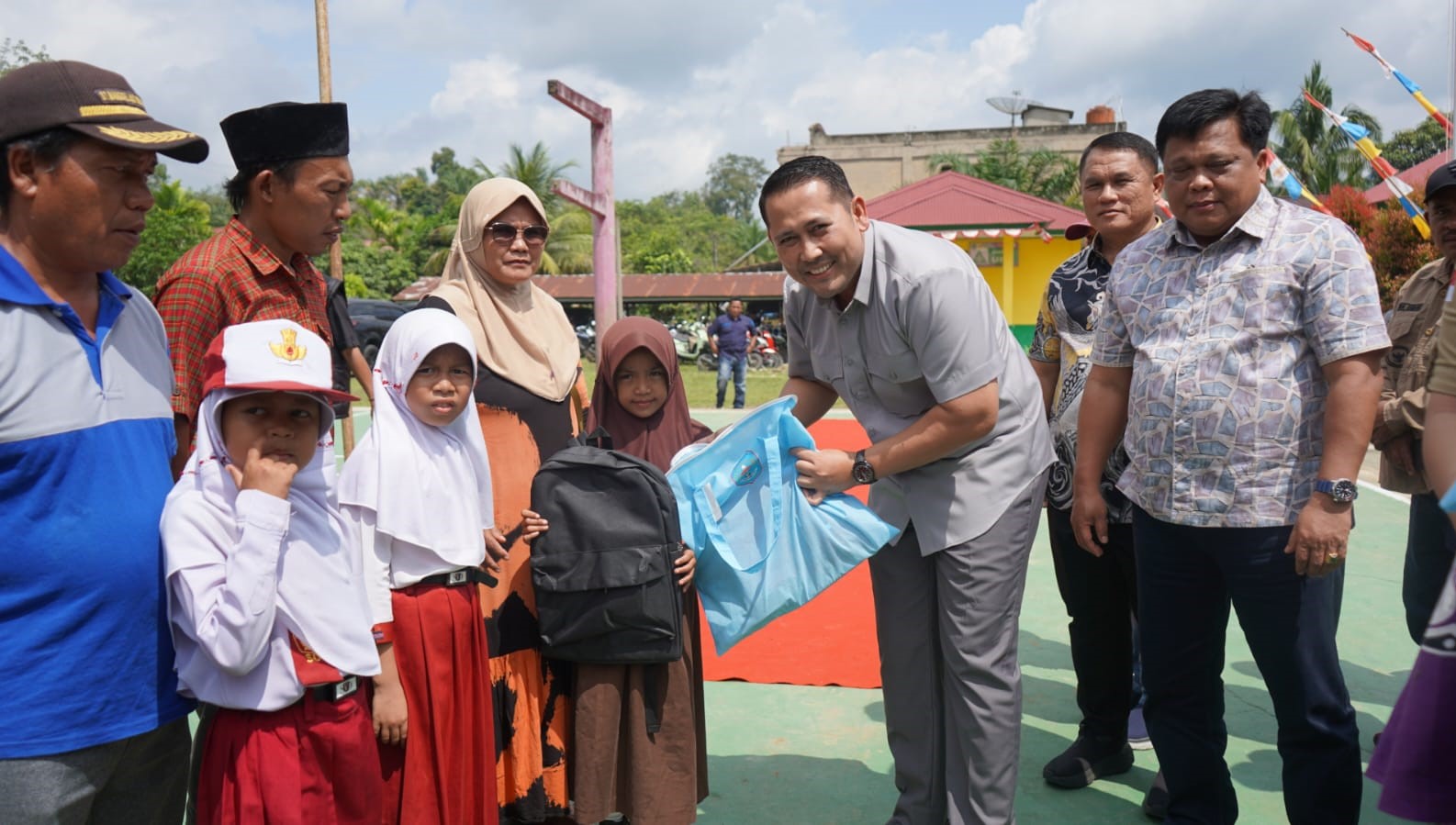Wujudkan Pendidikan Merata, Bupati M. Syukur Luncurkan Seragam Gratis untuk Siswa SD-SMP