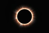 Ilustrasi fenomena Gerhana Matahari Total dan Cincin tahun 2026