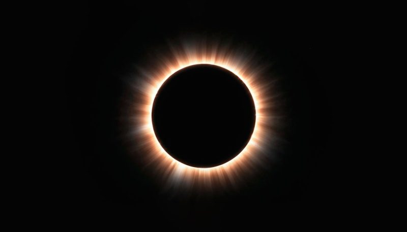 Ilustrasi fenomena Gerhana Matahari Total dan Cincin tahun 2026