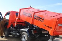 Bupati Kerinci Monadi menyerahkan Mobil Sampah tahap II ke Kecamatan