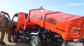 Bupati Kerinci Monadi menyerahkan Mobil Sampah tahap II ke Kecamatan