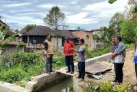 Bupati Monadi Melihat Kondisi irigasi Cupak