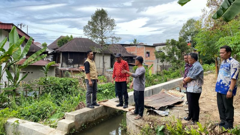 Bupati Monadi Melihat Kondisi irigasi Cupak