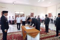 Wakil Bupati Junaidi H. Mahir memimpin pelantikan empat pejabat di lingkungan Pemerintah Kabupaten Muaro Jambi.