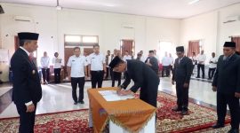 Wakil Bupati Junaidi H. Mahir memimpin pelantikan empat pejabat di lingkungan Pemerintah Kabupaten Muaro Jambi.