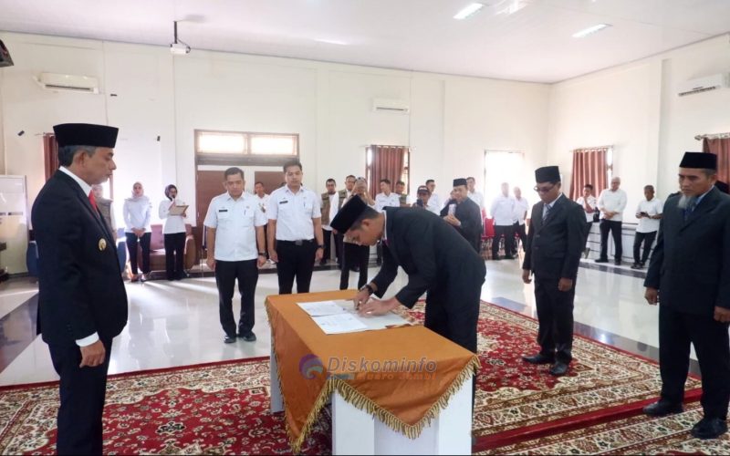 Wakil Bupati Junaidi H. Mahir memimpin pelantikan empat pejabat di lingkungan Pemerintah Kabupaten Muaro Jambi.