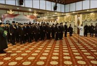 Sekda Jambi Sudirman saat melantik puluhan pejabat eselon di Auditorium Rumah Dinas Gubernur Jambi / pariwarajambi.com