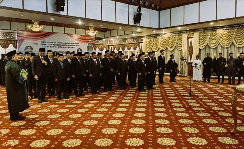 Sekda Jambi Sudirman saat melantik puluhan pejabat eselon di Auditorium Rumah Dinas Gubernur Jambi / pariwarajambi.com