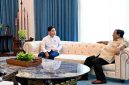 Wakil Presiden RI Gibran Rakabuming Raka dan Presiden Prabowo duduk bersama
