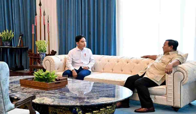 Wakil Presiden RI Gibran Rakabuming Raka dan Presiden Prabowo duduk bersama