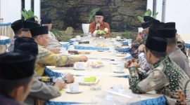 Suasana pertemuan akrab Walikota Alfin dan Pemangku Adat di Rumah Dinas Walikota