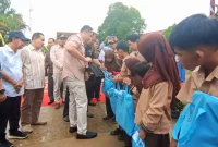 Bupati Merangin H.M Syukur Menyerahkan Seragam Gratis Untuk Anak Sekolah