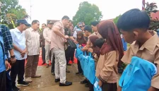 Bupati Merangin H.M Syukur Menyerahkan Seragam Gratis Untuk Anak Sekolah