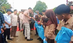 Tegas! Serahkan Perlengkapan sekolah Gratis Pamenang, Bupati M. Syukur Instruksikan Evaluasi Guru dan Kepsek