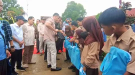 Bupati Merangin H.M Syukur Menyerahkan Seragam Gratis Untuk Anak Sekolah
