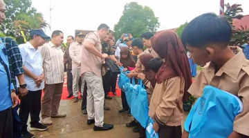 Bupati Merangin H.M Syukur Menyerahkan Seragam Gratis Untuk Anak Sekolah