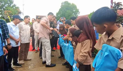 Bupati Merangin H.M Syukur Menyerahkan Seragam Gratis Untuk Anak Sekolah
