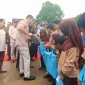 Bupati Merangin H.M Syukur Menyerahkan Seragam Gratis Untuk Anak Sekolah