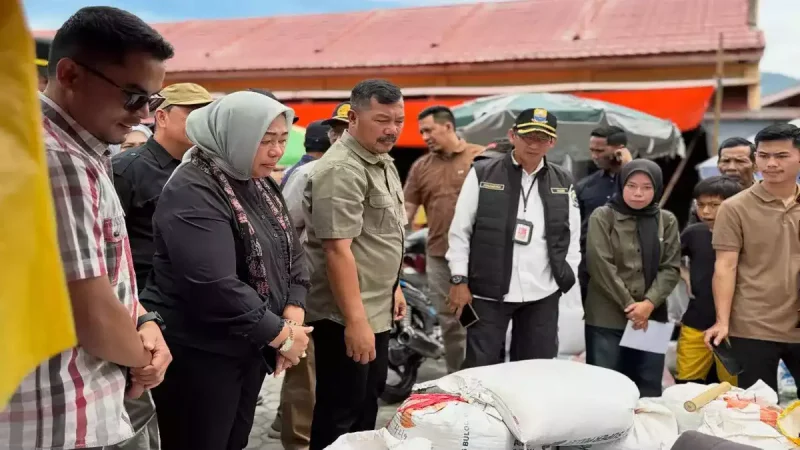 Bupati Monadi Pantau Harga Pangan di Pasar Semurup