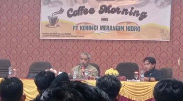 Humas PLTA KMH Asroli saat memberikan penjelasan teknis debit air Danau Kerinci di Sungai Penuh