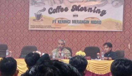 Humas PLTA KMH Asroli saat memberikan penjelasan teknis debit air Danau Kerinci di Sungai Penuh